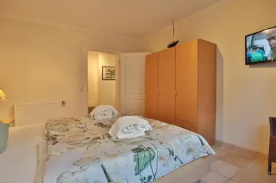 Ein Bett oder Betten in einem Zimmer der Unterkunft Moderne Strandvilla Moderne Strandvilla Appartement 2
