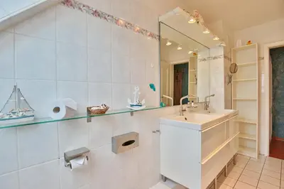 Ein Badezimmer in der Unterkunft Timmendorfer Strand Haus Parkblick Appartement 10