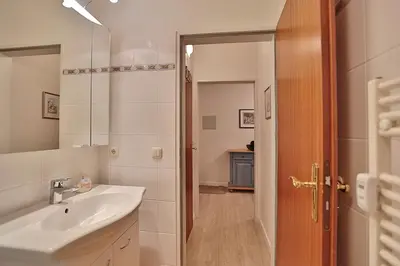 Ein Badezimmer in der Unterkunft Haus Kastanienallee 3 Haus Kastanienallee 3 Appartement 6