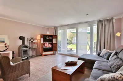 Ein Sitzbereich in der Unterkunft Ferienbungalow Erlenweg 20 Erlenweg 20 Appartement 2 Niendorf Ostsee