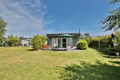 Ein Garten an der Unterkunft Ferienbungalow Erlenweg 20 Erlenweg 20 Appartement 3 Niendorf Ostsee