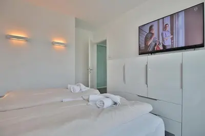 Ein Bett oder Betten in einem Zimmer der Unterkunft Haus Wolburgstraße 1 Haus Wolburgstraße 1a Penthouse Haifisch Appartement 5