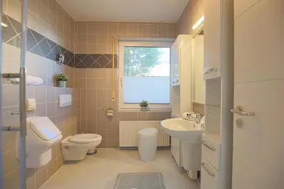 Ein Badezimmer in der Unterkunft Ferienhaus Glockenstraße Ferienwohnung Ostseehöhe Appartement 1