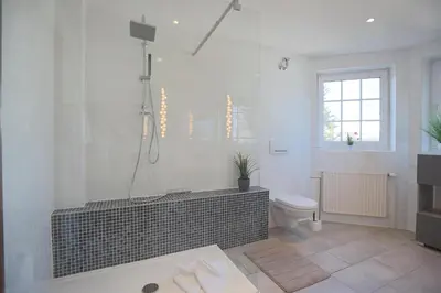 Ein Badezimmer in der Unterkunft Ferienhaus Glockenstraße Ferienwohnung Ostseehöhe Appartement 2