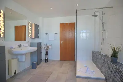 Ein Badezimmer in der Unterkunft Ferienhaus Glockenstraße Ferienwohnung Ostseehöhe Appartement 2