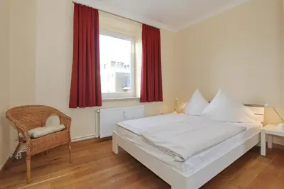 Ein Bett oder Betten in einem Zimmer der Unterkunft Haus an der Strandallee 126 Appartement Seeblick