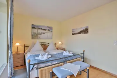 Ein Bett oder Betten in einem Zimmer der Unterkunft Strandschlößchen Strandschlösschen Appartement 24