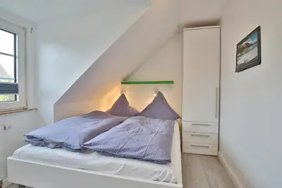 Ein Bett oder Betten in einem Zimmer der Unterkunft Haus am Falkenweg Haus am Falkenweg Appartement 4 Aalto 2