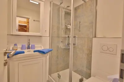 Ein Badezimmer in der Unterkunft Haus am Falkenweg Haus am Falkenweg Appartement 4 Aalto 2