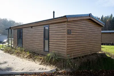 Das Gebäude in dem sich das Ferienhaus befindet