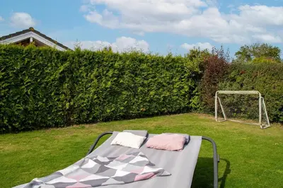 Ein Garten an der Unterkunft Cottage am Meer