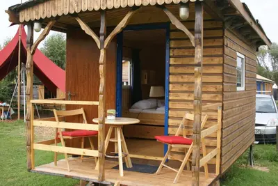 Das Gebäude in dem sich der Campingplatz befindet