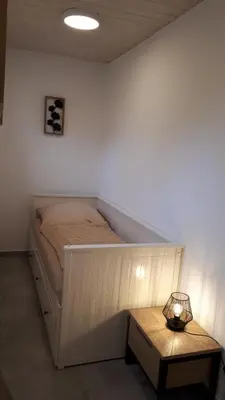 Ein Bett oder Betten in einem Zimmer der Unterkunft Erdgeschoss-Appartement mit Seeblick