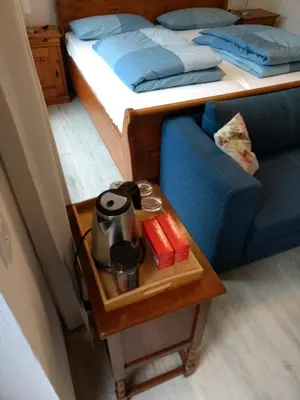 Ein Bett oder Betten in einem Zimmer der Unterkunft Ruhiges, gemütliches Zimmer mit Bad für 2 Personen, mit Gartenterasse