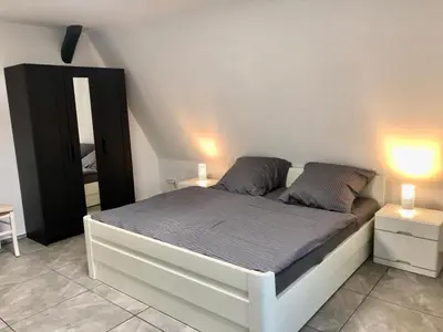 Ein Bett oder Betten in einem Zimmer der Unterkunft Dachgeschosswohnung mit Seeblick