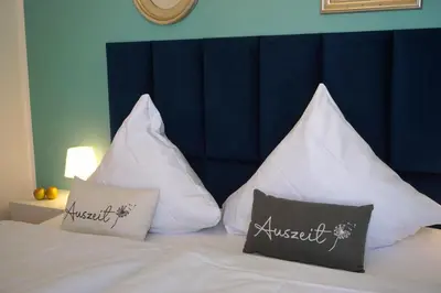 Ein Bett oder Betten in einem Zimmer der Unterkunft Apartment Kaiserperle mit Balkon direkt am Strand
