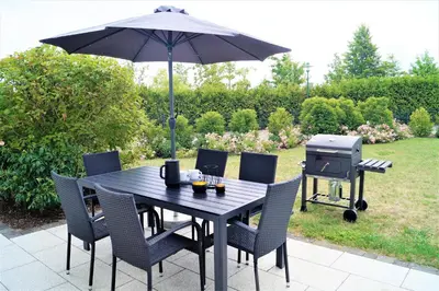 Ein Garten an der Unterkunft Auszeit am Meer - Strand, viel Platz im modernen, großzügigen Ferienhaus