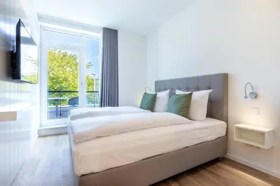 Ein Bett oder Betten in einem Zimmer der Unterkunft Villa Godewindpark Travemünde Villa Godewindpark Travemünde 02