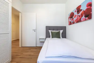 Ein Bett oder Betten in einem Zimmer der Unterkunft Villa Godewindpark Travemünde Villa Godewindpark Travemünde 02