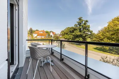 Ein Balkon oder eine Terrasse in der Unterkunft Villa Godewindpark Travemünde Villa Godewindpark Travemünde 02