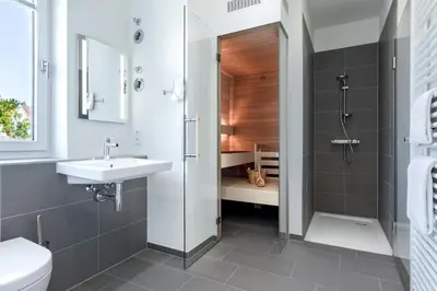 Ein Badezimmer in der Unterkunft Villa Godewindpark Travemünde Villa Godewindpark Travemünde 02