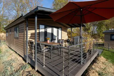 Ein Garten an der Unterkunft Ostseecamp Lübecker Bucht Ferienhaus 
