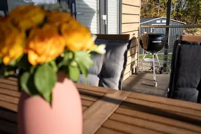 Ein Sitzbereich in der Unterkunft Ostseecamp Lübecker Bucht Ferienhaus 