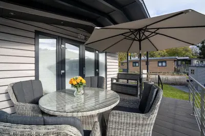Ein Sitzbereich in der Unterkunft Ostseecamp Lübecker Bucht Haus Ankerplatz
