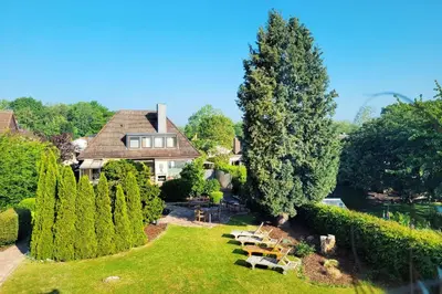 Ein Garten an der Unterkunft Strandnahe Ferienwohnung - sehr modern und hochwertig eingerichtet, inklusive Parkplatz, Gartenzugang und Fahrradunterstellmöglichkeit