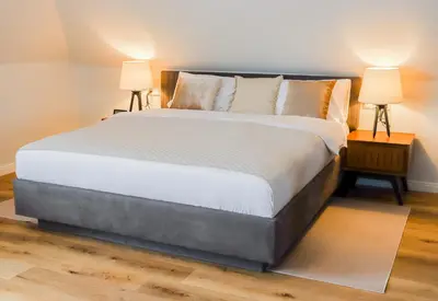 Ein Bett oder Betten in einem Zimmer der Unterkunft Gemütliche & moderne Ferienwohnung - nur 7 Gehminuten vom Strand entfernt, inklusive Parkplatz und Gartenzugang