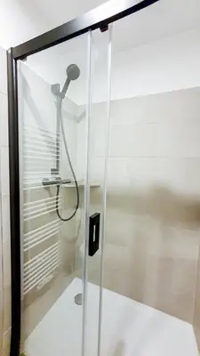 Ein Badezimmer in der Unterkunft Hochwertige Ferienwohnung mit Sonnenterrasse & Gartenblick, nur wenige Gehminuten zum Strand