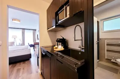 Küche/Küchenzeile in der Unterkunft Moderne 1 Zimmer Ferienwohnung mit Sonnenterrasse und Parkplatz, in ruhiger Lage, nur wenige Gehminuten zum Ostsee Sandstrand