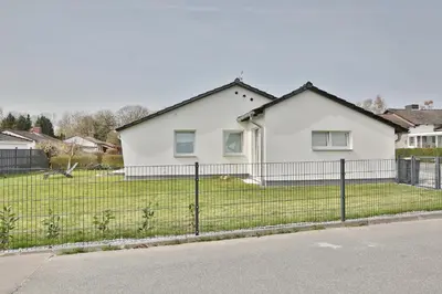 Das Gebäude in dem sich das Ferienhaus befindet