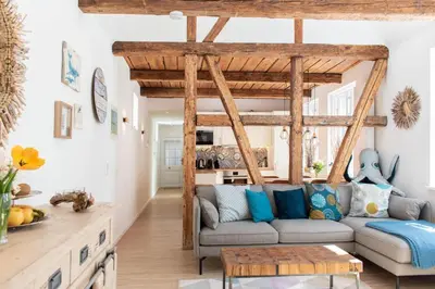 Ein Sitzbereich in der Unterkunft Ferienwohnung Nordic Nature Loft in Travemünde direkt in der Vorderreihe inkl Privatsauna