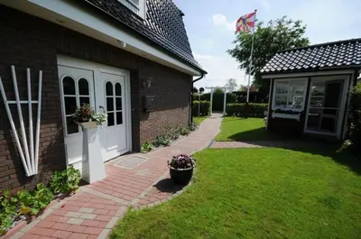 Ein Garten an der Unterkunft Haus Sonneneck