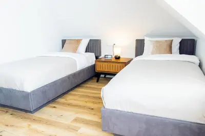 Ein Bett oder Betten in einem Zimmer der Unterkunft Moderne Maisonette Ferienwohnung mit Gartenzugang, nur 7 Gehminuten zum Strand, Parkplatz & Fahrradunterstellplatz
