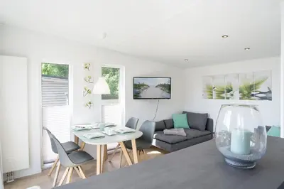Ein Sitzbereich in der Unterkunft Ostseecamp Lübecker Bucht Ferienhaus 