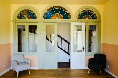 Ein Sitzbereich in der Unterkunft Gutshaus KVH FeWo Lübeck