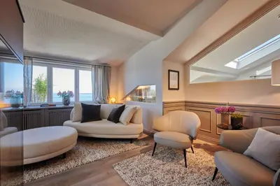 Ein Sitzbereich in der Unterkunft Goldmädchen 93 - Honeymoon Suite