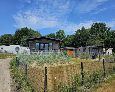 Ein Garten an der Unterkunft Ostseecamp Lübecker Bucht Ferienhaus 