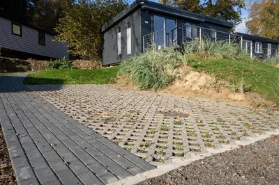 Ein Garten an der Unterkunft Ostseecamp Lübecker Bucht Ferienhaus 