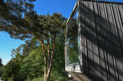 Das Gebäude in dem sich das Ferienhaus befindet