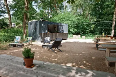 Ein Garten an der Unterkunft Sleep Space 4 - Salemer See