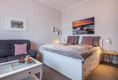 Ein Bett oder Betten in einem Zimmer der Unterkunft Ferienwohnungen im Kapitänshaus OSTSEEROSE