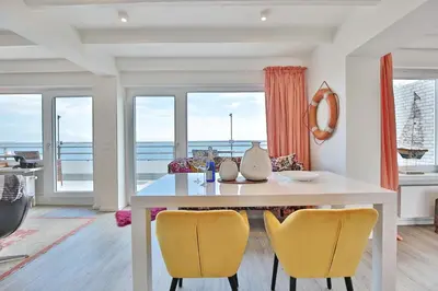 Ein Sitzbereich in der Unterkunft Strandallee 10 Penthouse Seaview