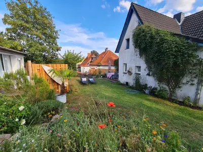 Ein Garten an der Unterkunft Haus Sonnenlicht. Idylle am Ratzeburger See!