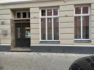 Eine Fassade oder ein Eingang zu Fisher`s Lab