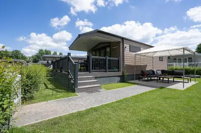 Das Gebäude in dem sich das Ferienhaus befindet