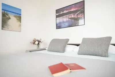 Ein Bett oder Betten in einem Zimmer der Unterkunft Strandhotel Scharbeutz Kleine Krabbe