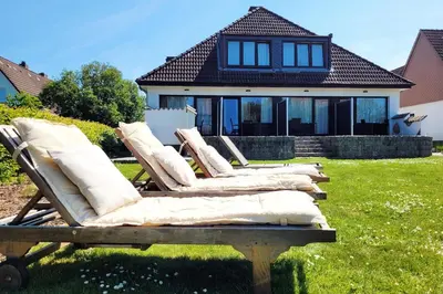 Ein Garten an der Unterkunft Besondere 1 Zimmer FeWo mit gratis Bettwäsche - Teeküche - Strandnah - Ideal für 1-Nacht